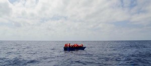 Occhi puntati sulla nave della Carola, mentre scafisti scaricano migranti a iosa