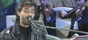 L&#039;esibizione di Bocelli con il chiodo, 25 anni fa, a Sanremo