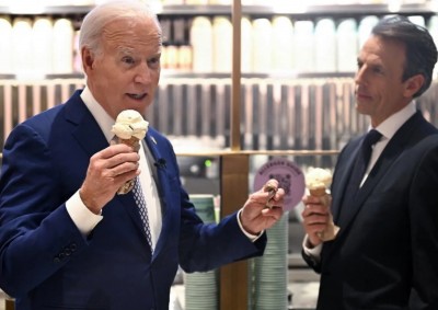  Joe Biden e il conduttore Seth Meyers si godono un gelato al Van Leeuwen Ice Cream dopo aver registrato un episodio di &quot;Late Night with Seth Meyers&quot; a New York City il 26 febbraio 2024