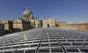 I pannelli solari montati sul tetto dell&#039;aula Paolo VI