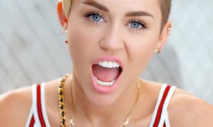 Difunden video de Miley Cyrus dejando tocar sus partes íntimas por fanáticos