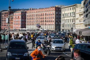 Folla sul lungomare di Napoli nella prima domenica dopo l&#039;entrata in vigore del Dpcm 