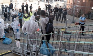 Sbarco dei migranti dalla Ocean Viking a Tolone 