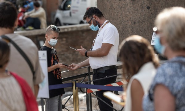 Coronavirus in Italia 2.407 nuovi casi e 44 morti, il tasso di positività al 2%