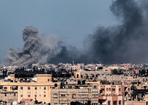 Un&#039;immagine scattata da Rafah mostra il fumo che si sprigiona durante i bombardamenti israeliani su Khan Yunis, nel sud della Striscia di Gaza, il 9 febbraio 2024,