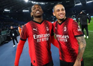 Leao e Okafor dopo il successo per 1-0 del Milan sulla Lazio allo stadio Olimpico di Roma