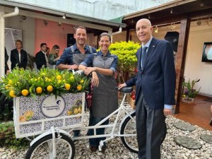 El embajador Plácido Vigo con los chefs ítalos venezolanos Matilde Veneziano y Maurilio Magaldi 