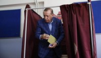 Referendum in Turchia, vittoria risicata per Erdogan. Insorge l&#039;opposizione