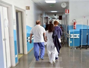 Il medico: &quot;Fratellini bimbo morto per morbillo non c&#039;entrano nulla&quot;