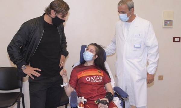 Totti visita la ragazza che si è risvegliata dal coma con la sua voce