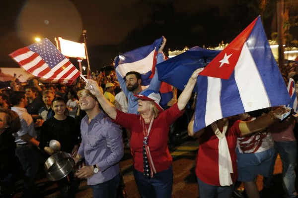 Morte Fidel Castro, a Miami gli esuli festeggiano in strada
