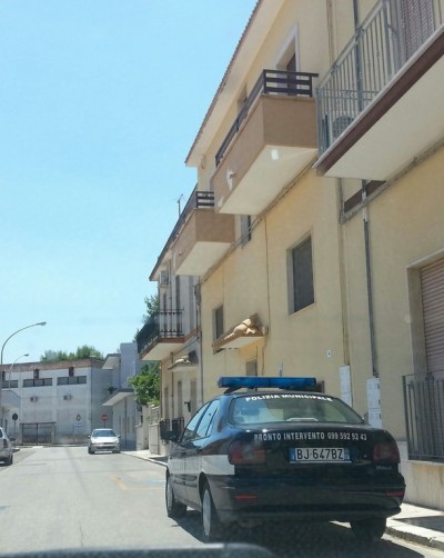 Roccaforzata (Taranto) - L&#039;auto della PM davanti al domicilio del vigile? Il meetup 5 stelle interroga il sindaco