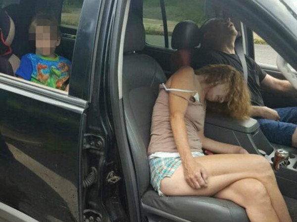 In overdose davanti figlio di 4 anni, la foto choc che sconvolge l&#039;America