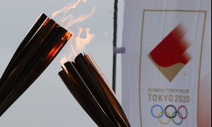 Al via i Giochi più difficili, la torcia olimpica prova a spegnere le polemiche