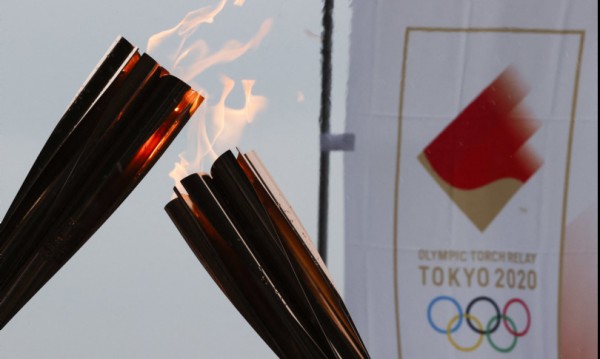 Al via i Giochi più difficili, la torcia olimpica prova a spegnere le polemiche