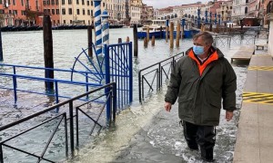 Il sindaco di Venezia Luigi Brunagno questo pomeriggio in piazza San Marco invasa dall&#039;acqua alta