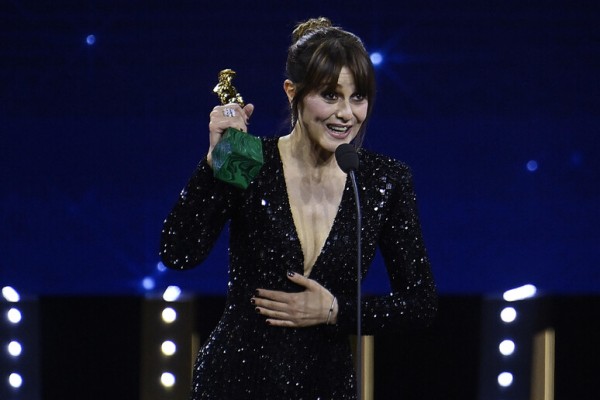  La directora y actriz italiana Paola Cortellesi en el escenario al recibir el galardón.