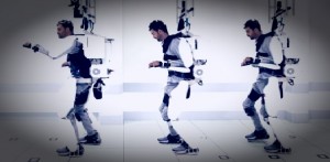Paralizzato torna a camminare grazie al pensiero usando un esoscheletro