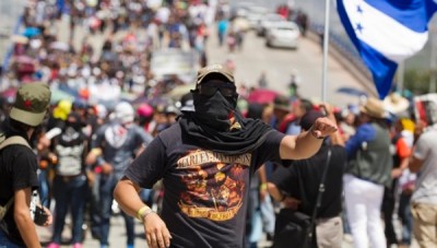 Students protest in Tegucigalpa at the height of the conflict with university authorities amid a dialogue process