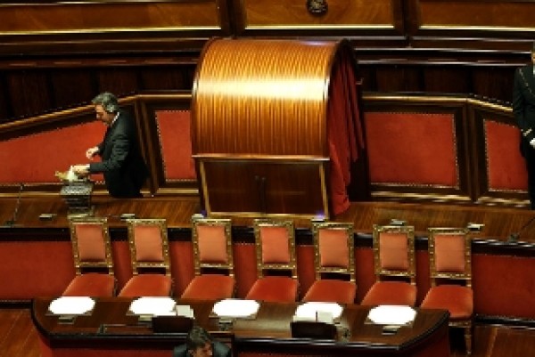 Manovra, Senato nel caos: il voto slitta ancora. Dure proteste delle opposizioni