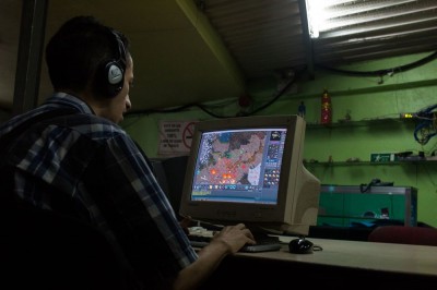 Venezolanos usan videojuegos para sobrevivir