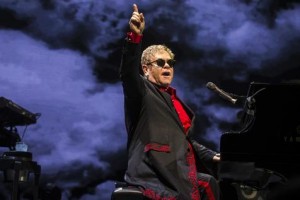 El británico Elton John, otro que no aportará su voz y talento en la ceremonia de Asunción de Donald Trump.