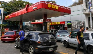 Venezuela se quedará sin gasolina en un mes, afirman trabajadores petrolero