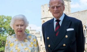 El duque de Edimburgo fotografiado con Isabel II por su 99 cumpleaños