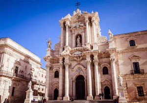 la Catedral, cuya fachada barroca se eleva sobre el peristilo del templo dórico de Atenea del siglo V a.C