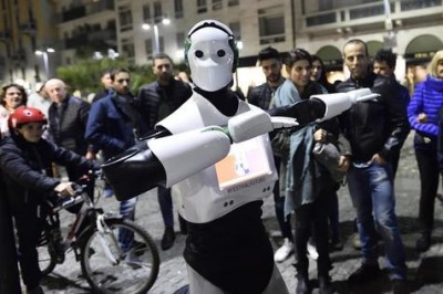 Crean un robot pintor del inventor italiano Paolo Gallina