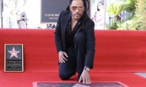 cantautor estadounidense Lenny Kravitz tiene su estrella en el Paseo de la Fama de Hollywood