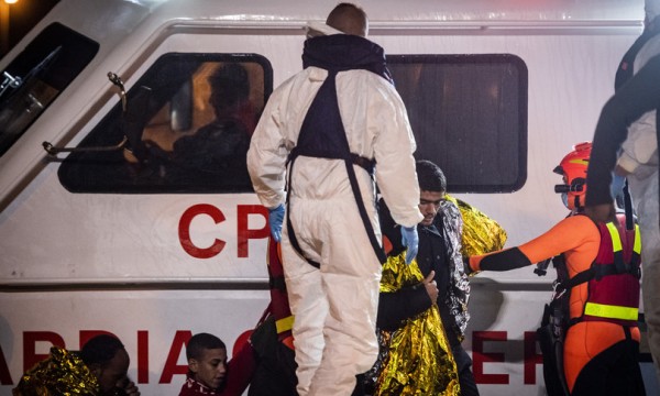 Guardia Costiera, sbarco migranti a Roccella Jonica