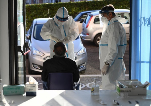 Coronavirus in Italia, oggi 8.585 positivi e 445 morti. Cala il tasso di contagio