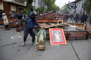 Chiesa vandalizzata a Santiago del Cile Banchi e statue ammassate e bruciate dai manifestanti Nuova giornata di proteste