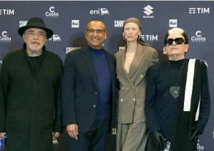 Carlo Conti ha presentato i tre co-conduttori che lo affiancheranno sul palco dell&#039;Ariston: Bianca Balti, Cristiano Malgioglio e Nino Frassica 