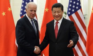 Joe Biden e Xi Jinping a Pechino nel 2013
