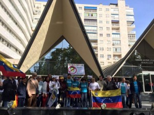 Venezolanos toman la Embajada de España: “Los derechos son innegociables”