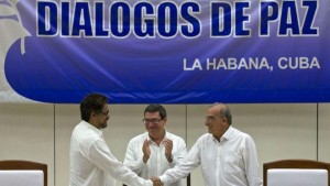 Colombia, storico accordo di pace tra Farc e governo Santos firmato a L&#039;Avana dopo 50 anni di conflitto