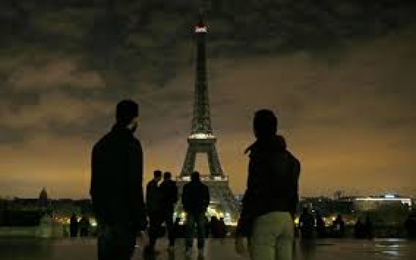 La Torre Eiffel apagó sus luces en honor a víctimas de ataque terrorista