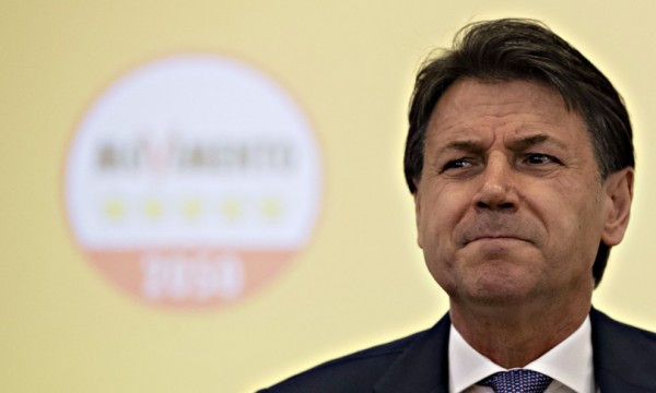 Il corso &#039;pacifista&#039; del Movimento 5 stelle e l&#039;ipotesi di un nuovo simbolo
