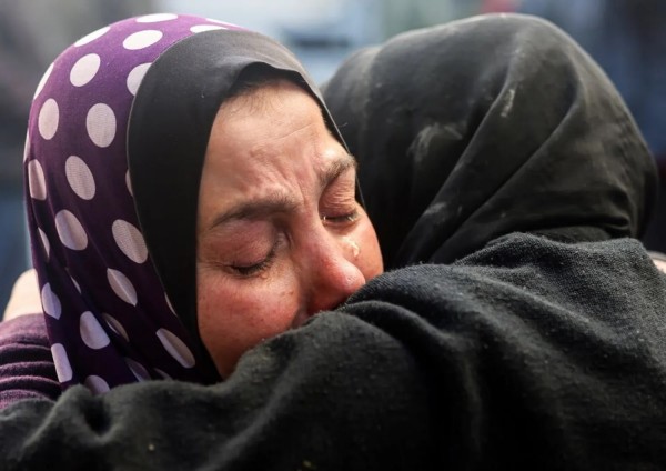 Il dolore di due donne per le devastazioni in Medio Oriente 