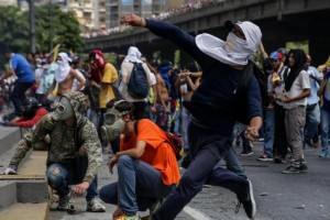 La tensión vuelve a ganar las calles de Caracas. Los unos y los otros en sendas marchas. Chavismo y oposición redoblan apuestas. 