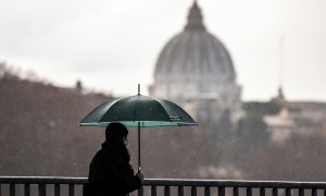 Domenica di freddo e nubi, nevicate sulle Alpi