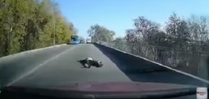 Ambulanza perde paziente per strada mentre corre in ospedale e la clip diventa virale