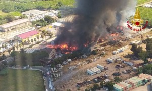 © Vigili del Fuoco - L&#039;incendio nel deposito rifiuti di Ciampino