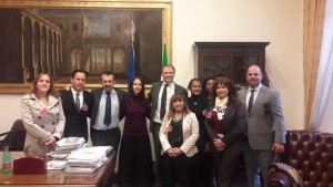 Andrea Delmastro (Fratelli d&#039;Italia) con una delegazione di italiani del Venezuela esuli in Italia