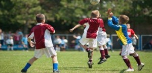 Demenza e calcio: vietare colpi di testa per i ragazzini che giocano a calcio