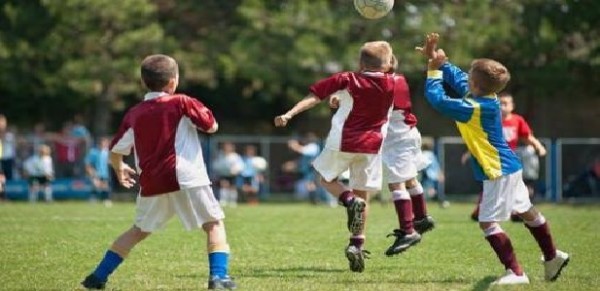 Demenza e calcio: vietare colpi di testa per i ragazzini che giocano a calcio