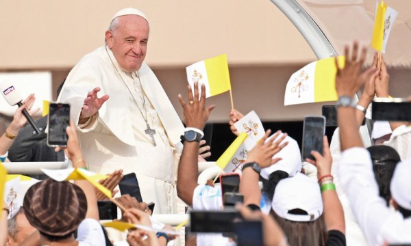Il Papa in Bahrein: &quot;Il potere si nutre di violenza nel mondo. Più lo si cerca e più la pace è minacciata&quot;