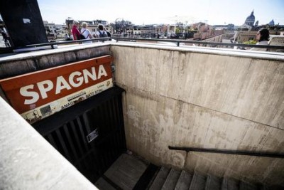 Fumo dai freni di un treno guasto, chiusa poi riaperta la metro Spagna a Roma